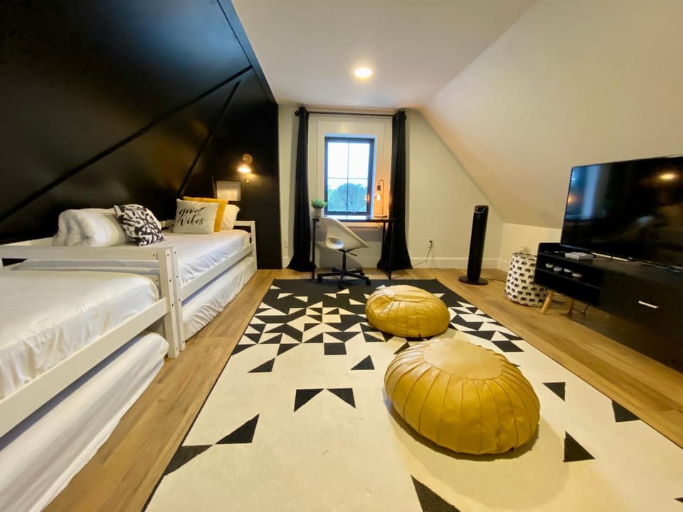 Communal lounge/ TV room, Bed, TV and multimedia, Living room, Photo of the whole room, Seating area, Kids's club, Evening entertainment, Bedroom