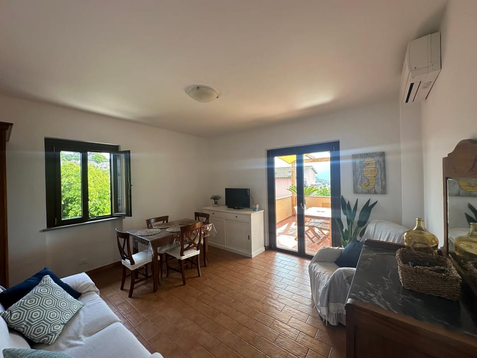 Seating area, Dining area, air conditioner