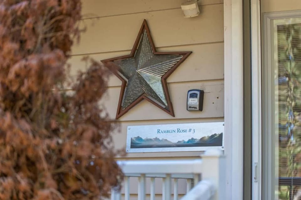 SQ Ramblin Rose 3 Apartment in Sequim
