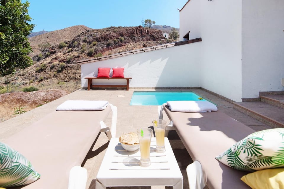 Property building, Balcony/Terrace, Living room, Swimming pool