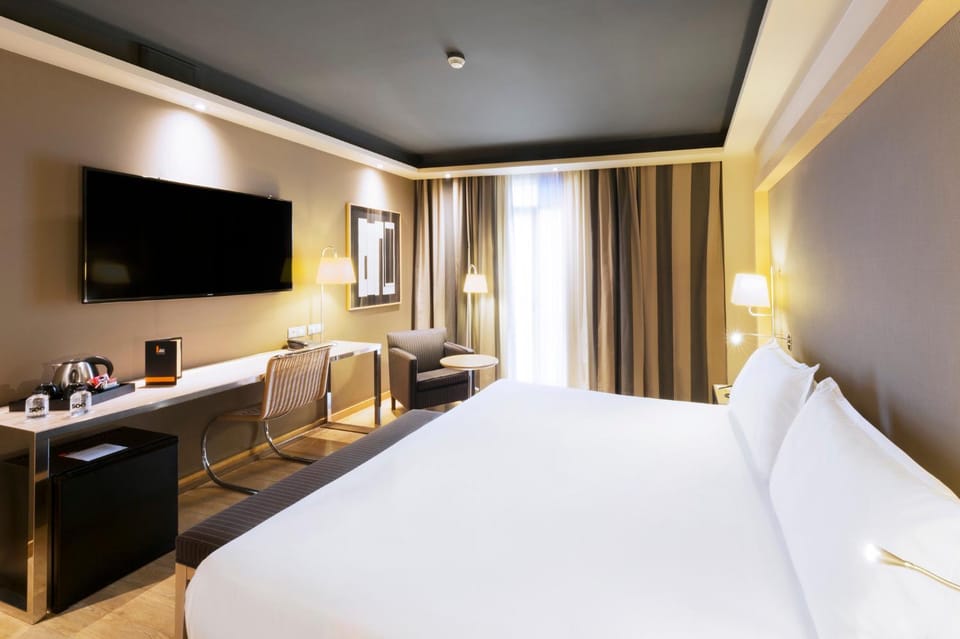 Bed, TV and multimedia, Bedroom