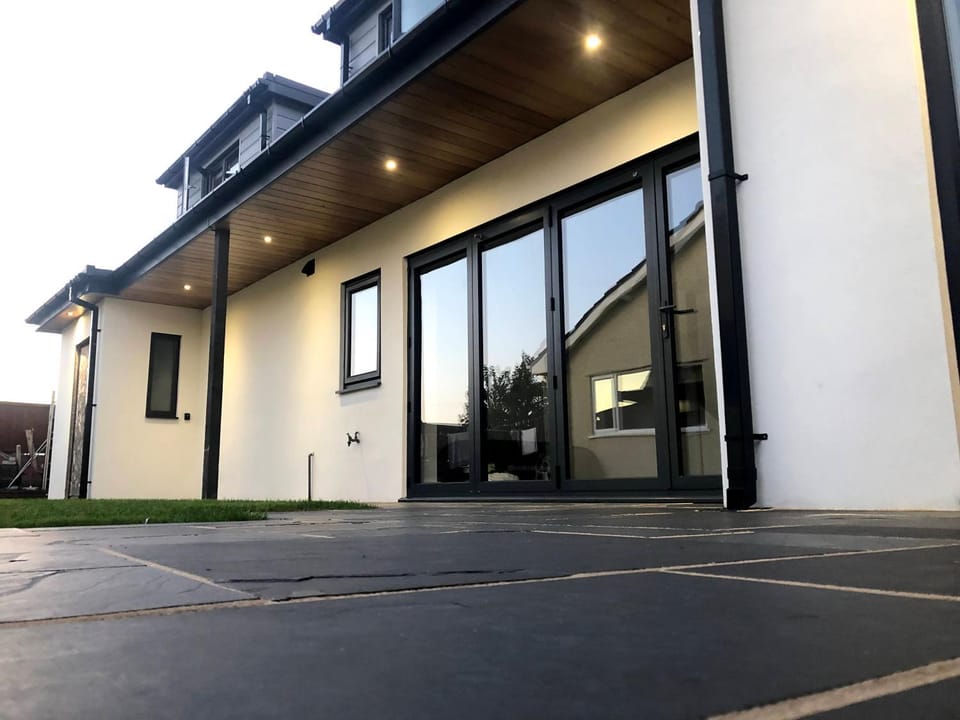 Property building, Facade/entrance, Garden, Balcony/Terrace