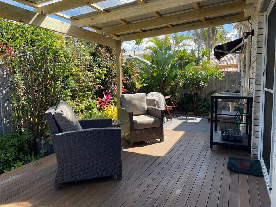 Property building, Patio, Balcony/Terrace
