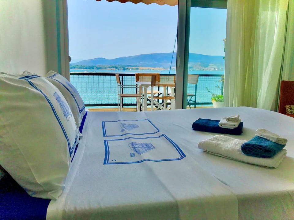 Bed, Natural landscape, View (from property/room), Balcony/Terrace, Photo of the whole room, Bedroom, Sea view, towels