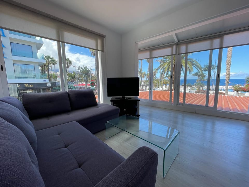 TV and multimedia, View (from property/room), Living room, Landmark view, Pool view, Sea view