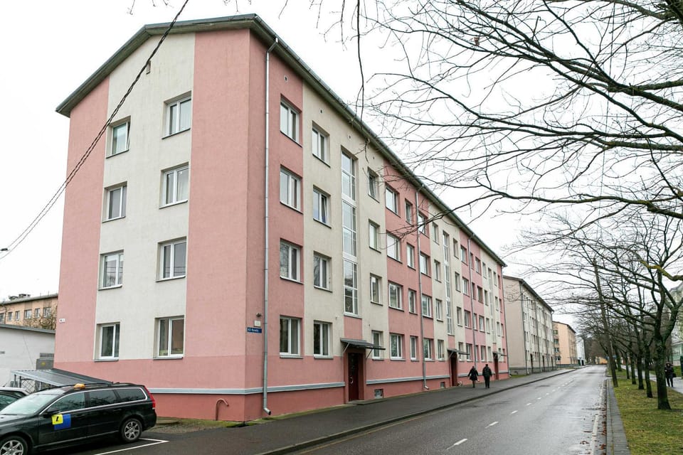 Property building, Day, Neighbourhood, Location, Parking