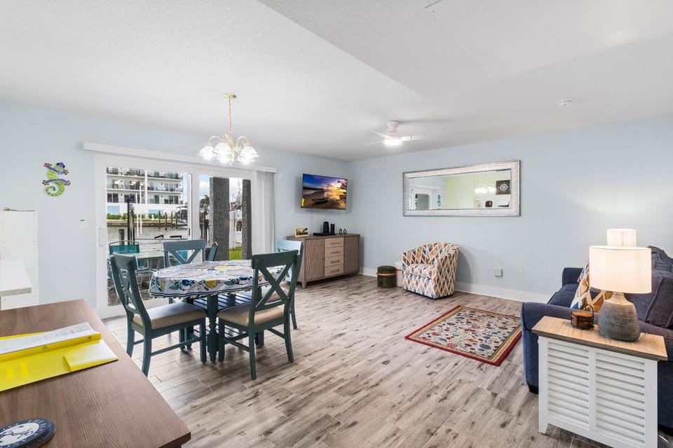 1b/1b Waterfront Madeira Beach Yacht Club #231E Apartment in Madeira Beach