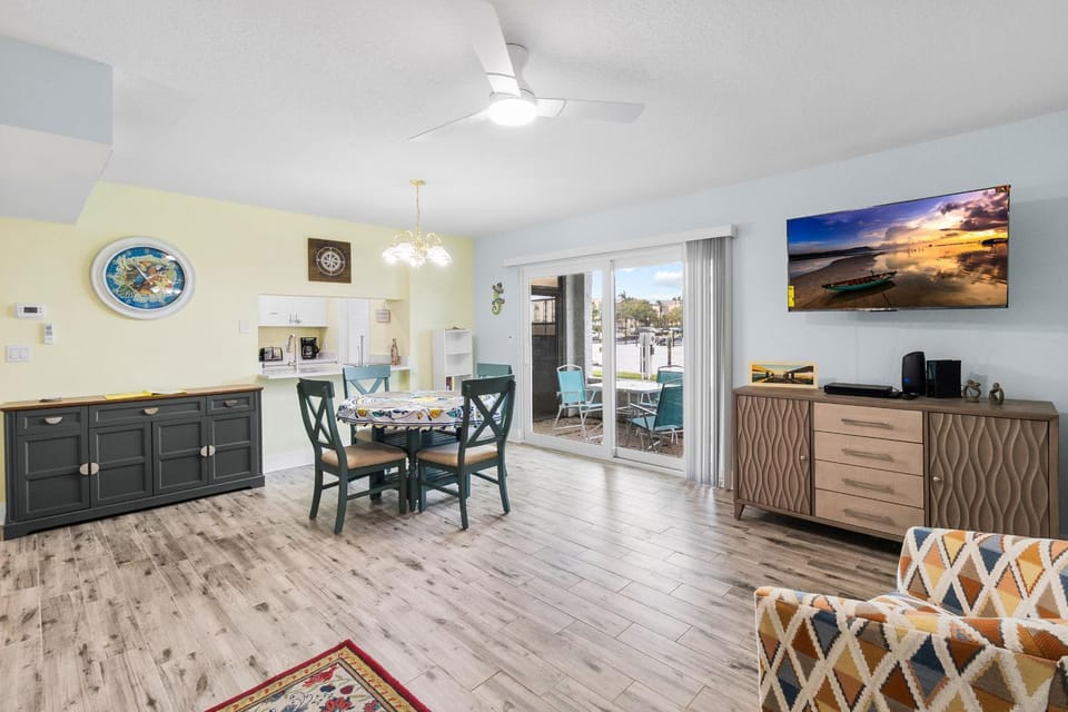 1b/1b Waterfront Madeira Beach Yacht Club #231E Apartment in Madeira Beach