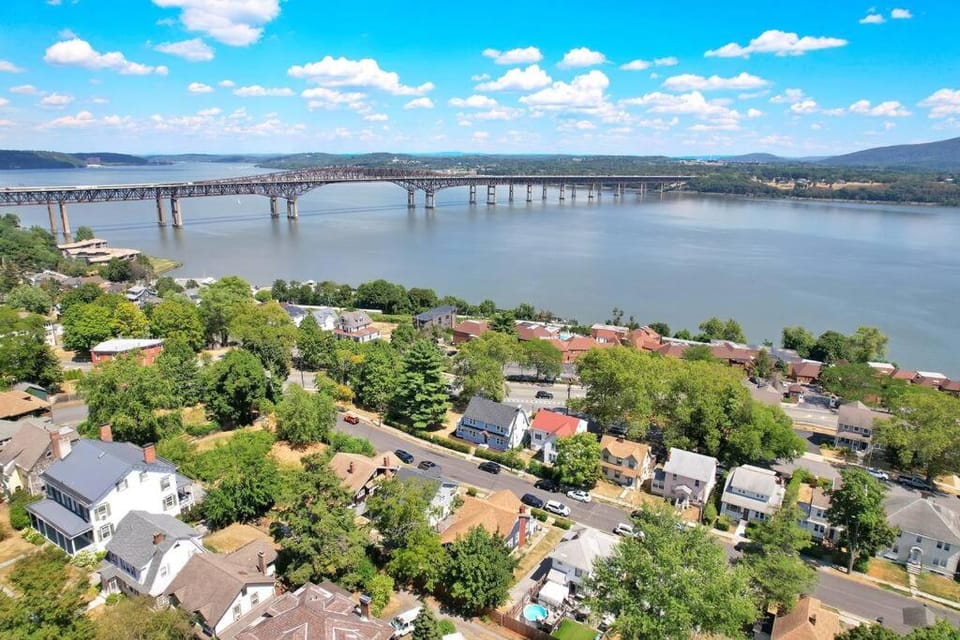 MidCentury Mod Suite, Hudson River/Mt Beacon Views Apartment in Newburgh