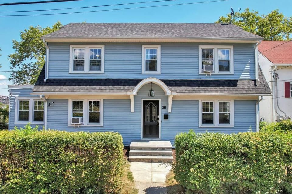 MidCentury Mod Suite, Hudson River/Mt Beacon Views Apartment in Newburgh