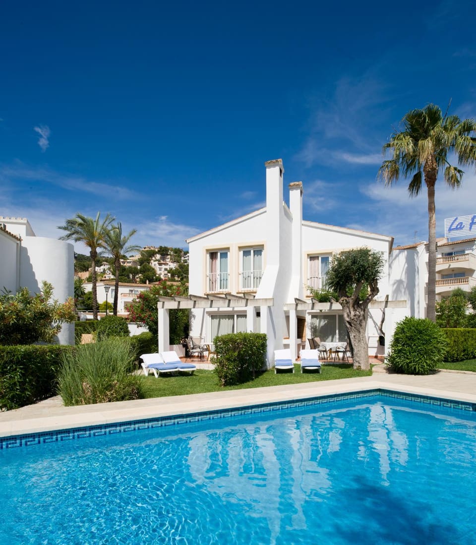 Facade/entrance, Swimming pool