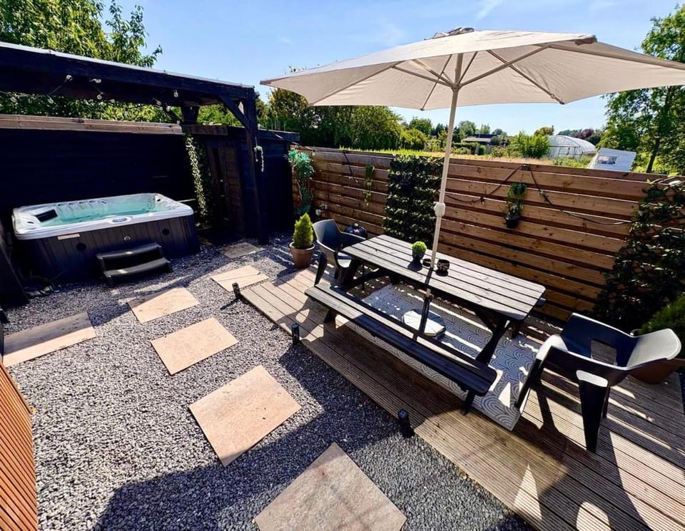 Cozy wellness cabin with home cinema and private jacuzzi ,sauna and garden between Amsterdam Haarlem and Schiphol Airport Cabin in Haarlem