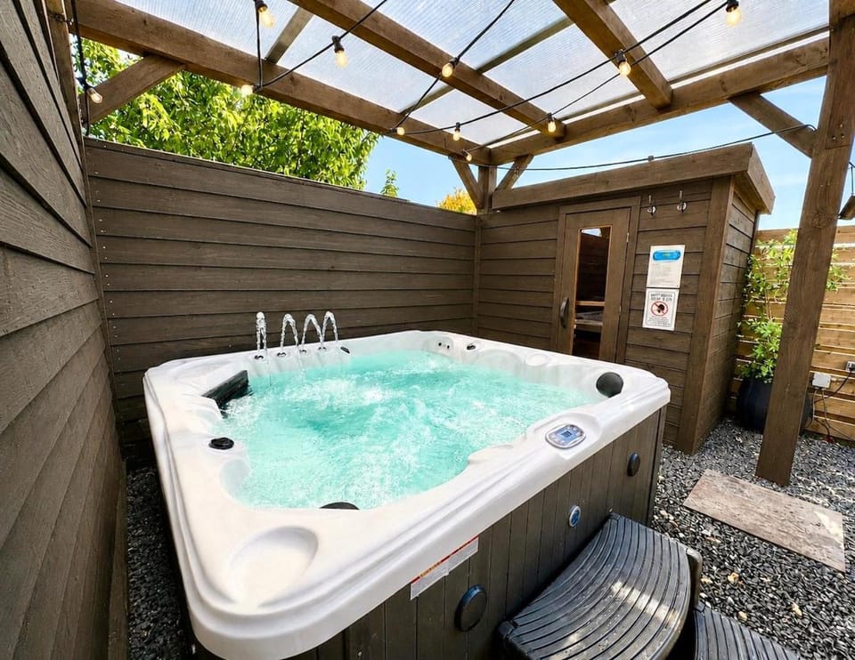 Cozy wellness cabin with home cinema and private jacuzzi ,sauna and garden between Amsterdam Haarlem and Schiphol Airport Cabin in Haarlem