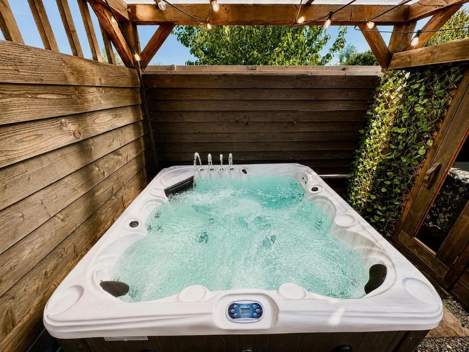 Cozy wellness cabin with home cinema and private jacuzzi ,sauna and garden between Amsterdam Haarlem and Schiphol Airport Cabin in Haarlem