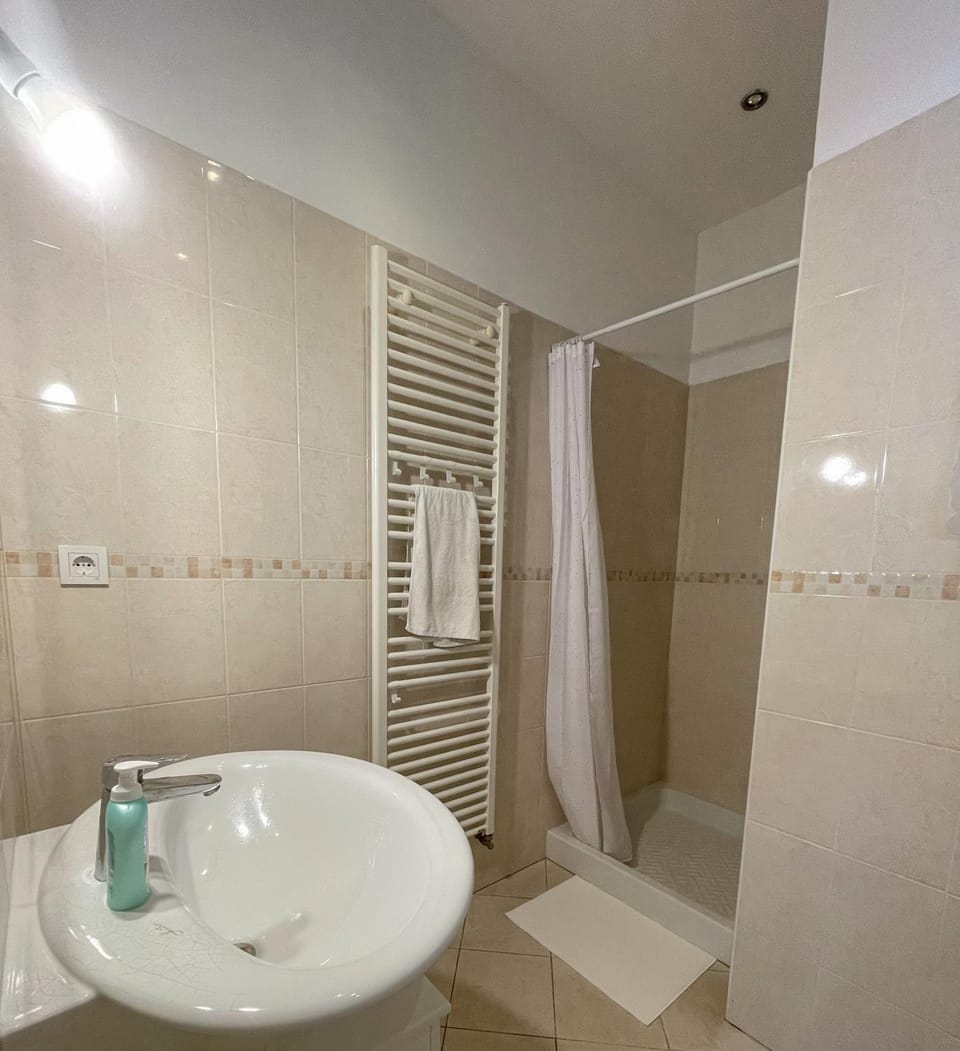 Shower, towels