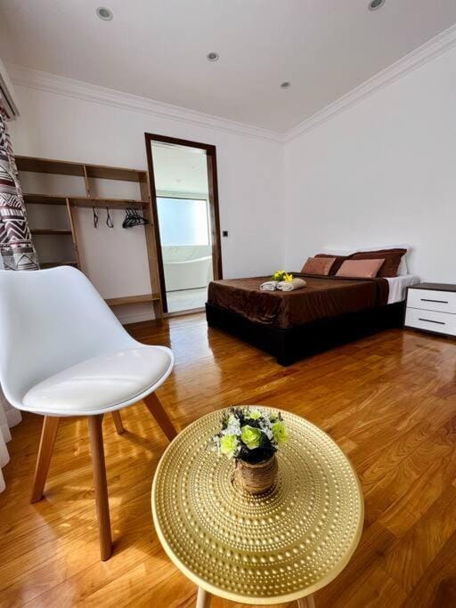 Photo of the whole room, Seating area
