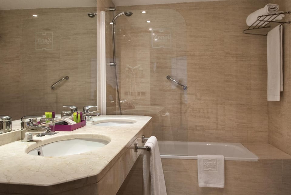 Toilet, Bath, towels