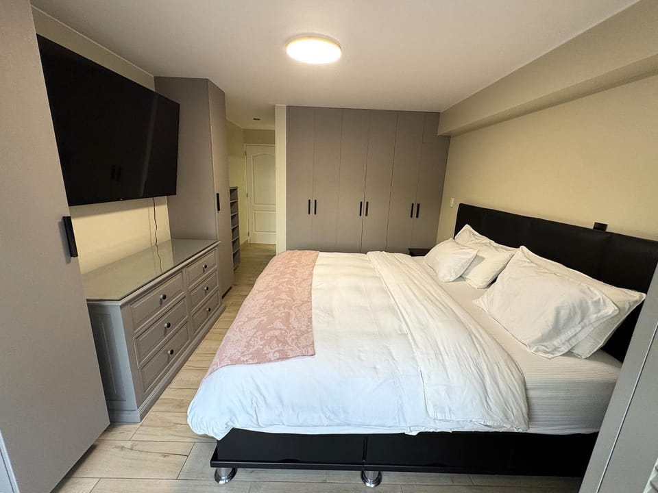 Bed, TV and multimedia, Photo of the whole room, Bedroom, wardrobe