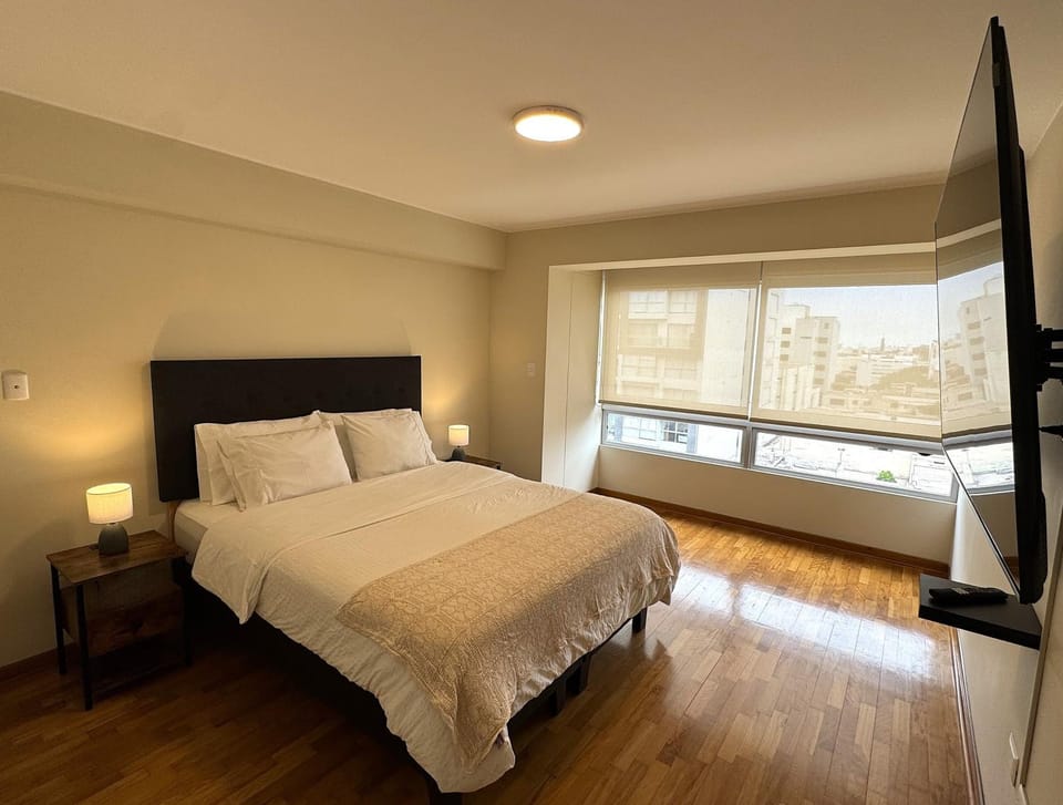 Bed, TV and multimedia, Photo of the whole room, Bedroom