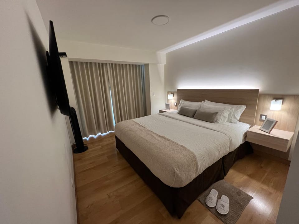 Bed, TV and multimedia, Photo of the whole room, Decorative detail, Bedroom, internet, towels, wardrobe