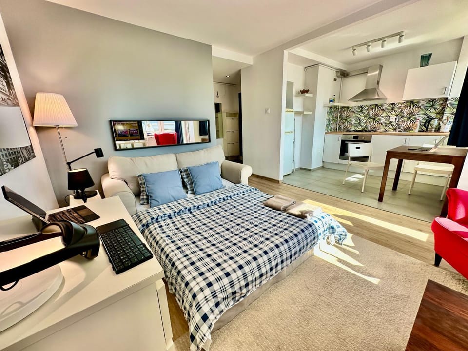 SAWA 4 metro fast WiFi 1 Gbs 70TV Netflix HBO Disney Apartment in Warsaw
