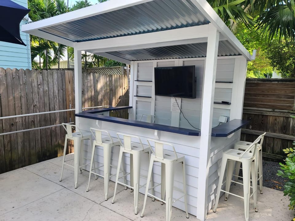 Two Duval Street Condos w parking and pool House in Key West