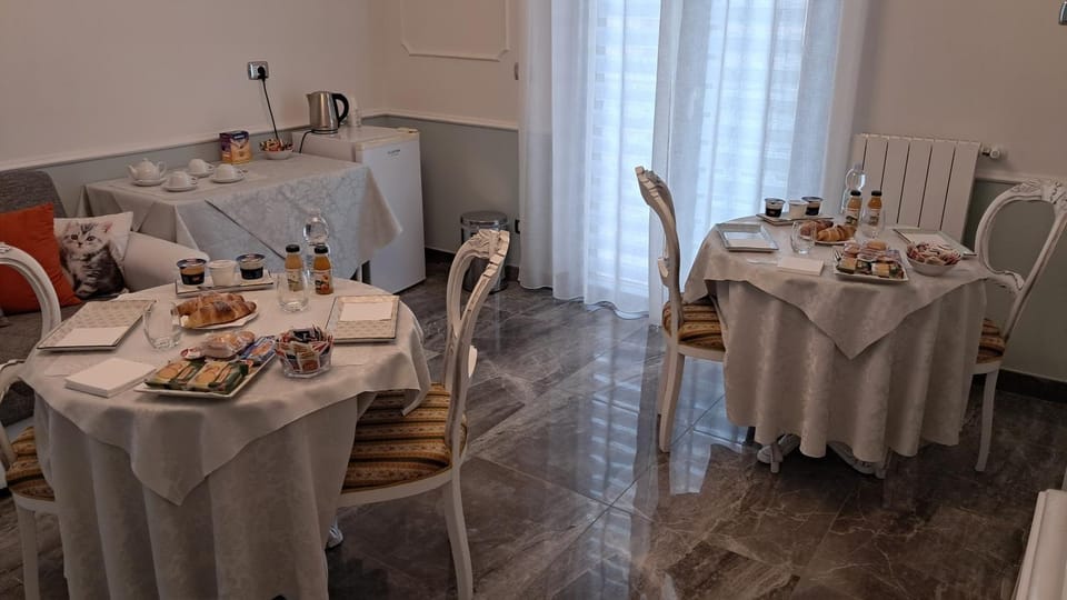 Living room, Food and drinks, Seating area