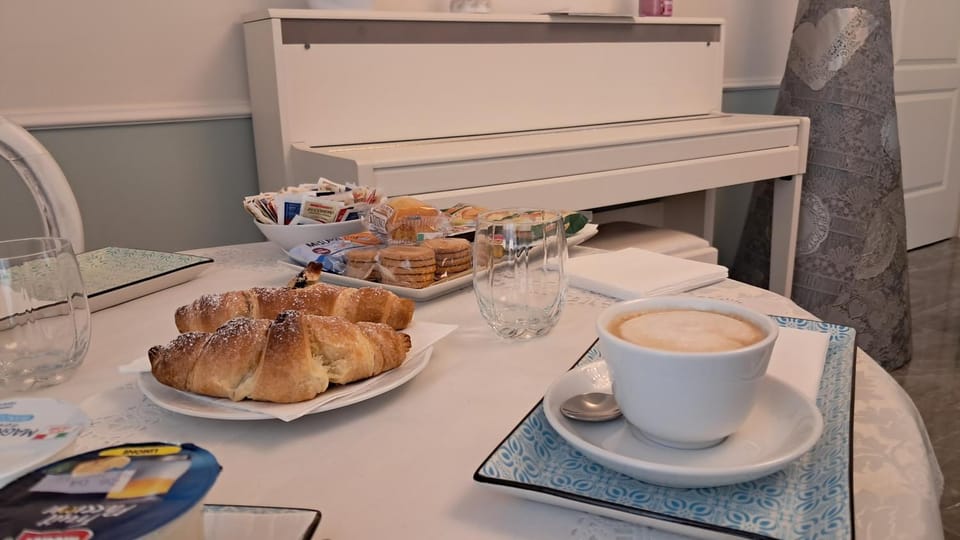 Coffee/tea facilities, Food and drinks, Continental breakfast