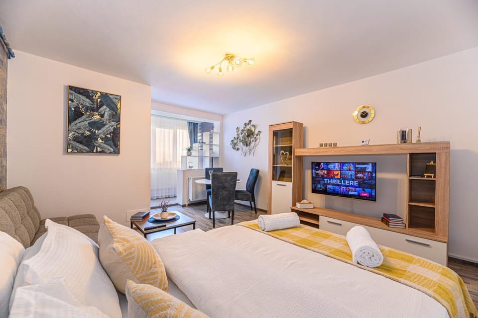 Communal lounge/ TV room, Bed, TV and multimedia, Living room, Photo of the whole room, Seating area, Evening entertainment, Bedroom