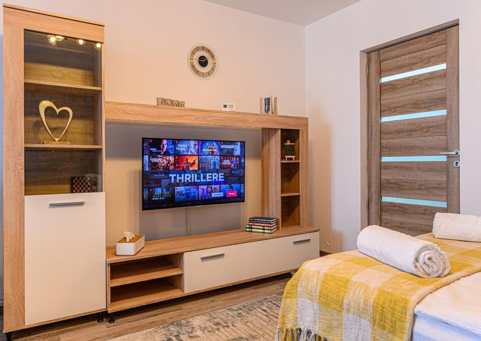 Communal lounge/ TV room, Bed, TV and multimedia, Photo of the whole room, Evening entertainment, Bedroom