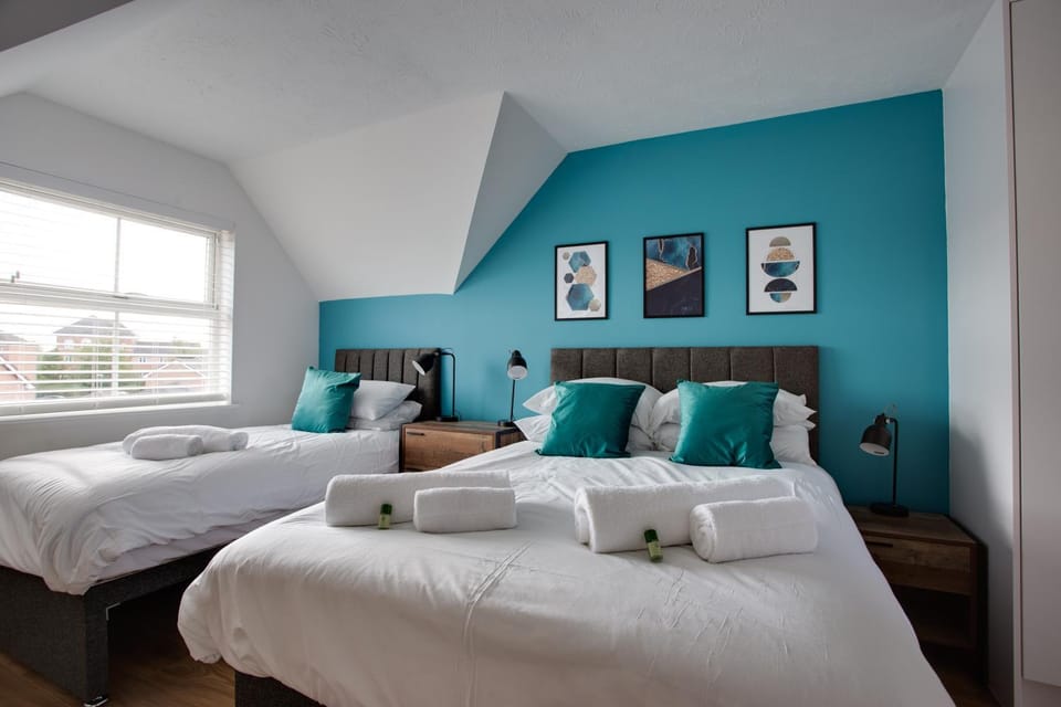 Bed, Bedroom, towels