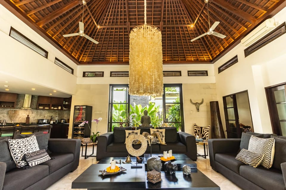 PROMO Tropical 3bd Villa with Office and Parking Villa in North Kuta