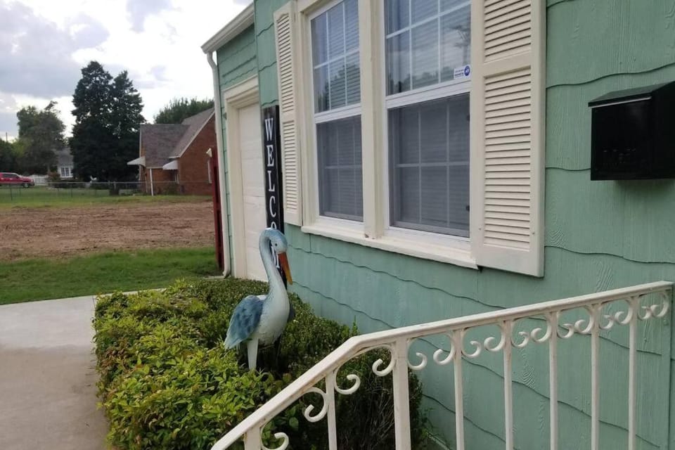 BLUE FLAMINGO'S CHARMING HOME-Heart of Tulsa2- Cherry St-Expo-11th House in Tulsa