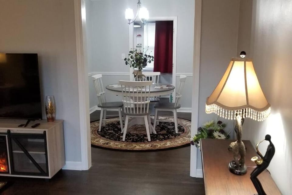 BLUE FLAMINGO'S CHARMING HOME-Heart of Tulsa2- Cherry St-Expo-11th House in Tulsa