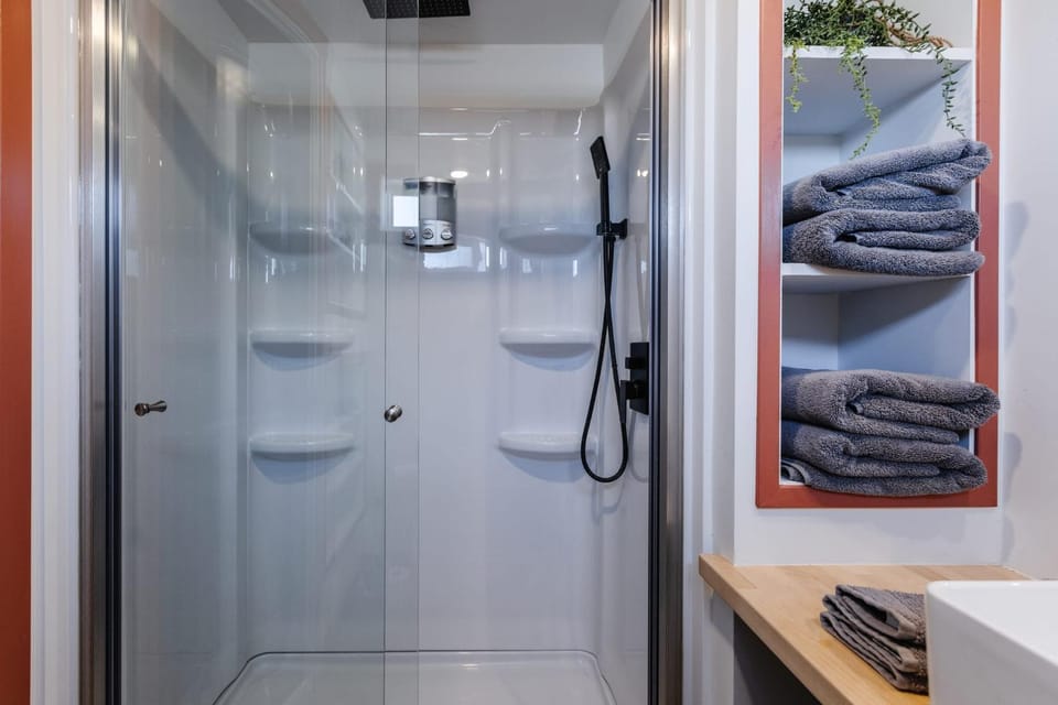 Shower, Bathroom, towels