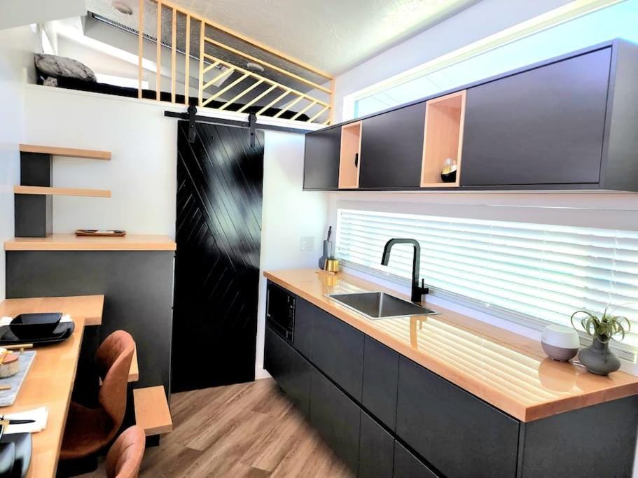 Designer Modern Tiny Home w All of The Amenities House in Utah