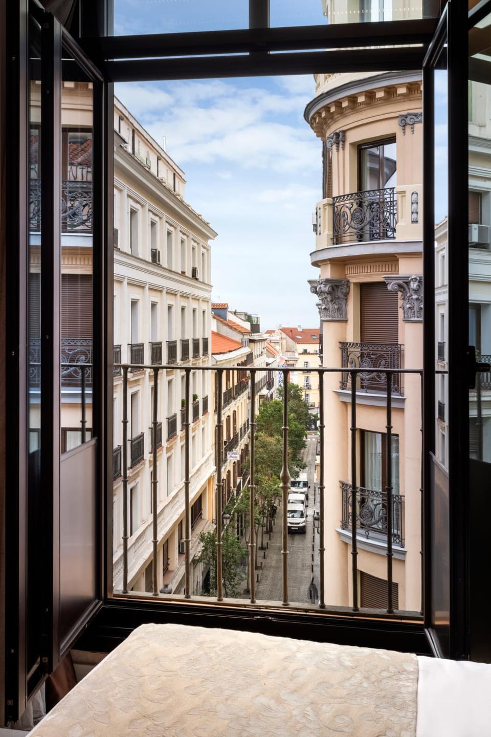 Bed, Bedroom, Quiet street view
