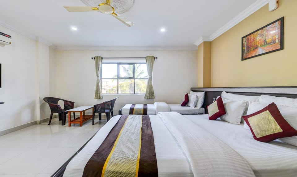 Bed, TV and multimedia, Living room, Photo of the whole room, Seating area, Bedroom, fireplace, air conditioner