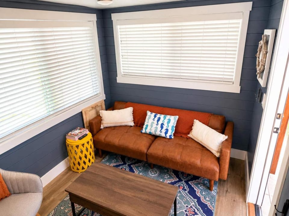 Living room, Seating area, heating, internet, air conditioner