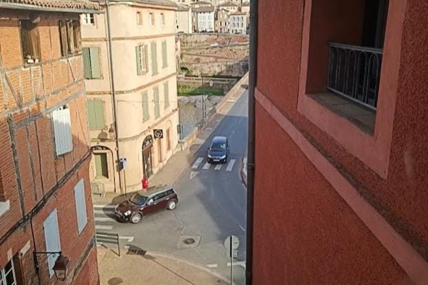 Cadre exceptionnel niché sous les toits dans le quartier historique Apartment in Albi