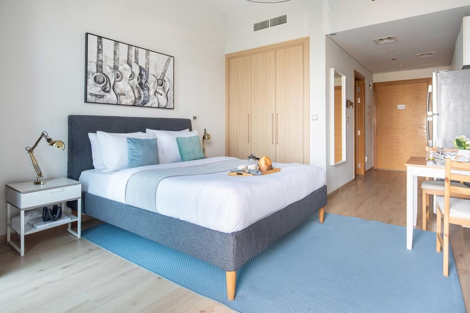 Frank Porter - Azizi Aura Apartment in Dubai