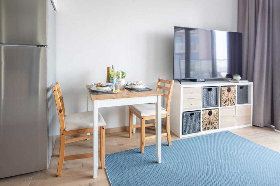 Frank Porter - Azizi Aura Apartment in Dubai