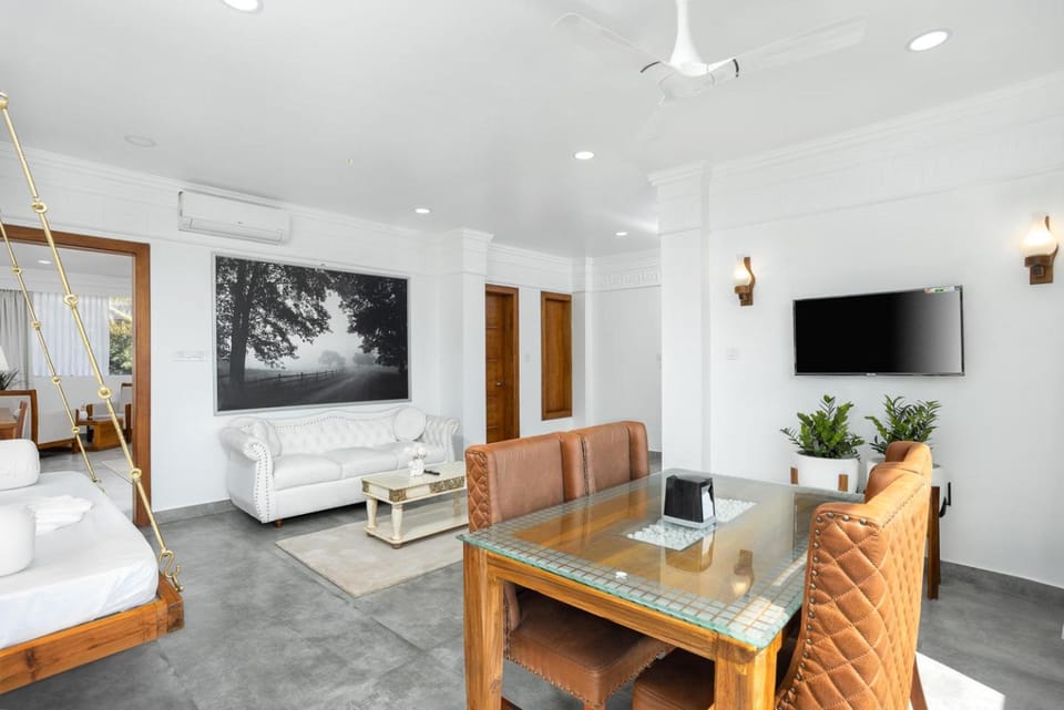 TV and multimedia, Living room, Photo of the whole room, Seating area, Dining area