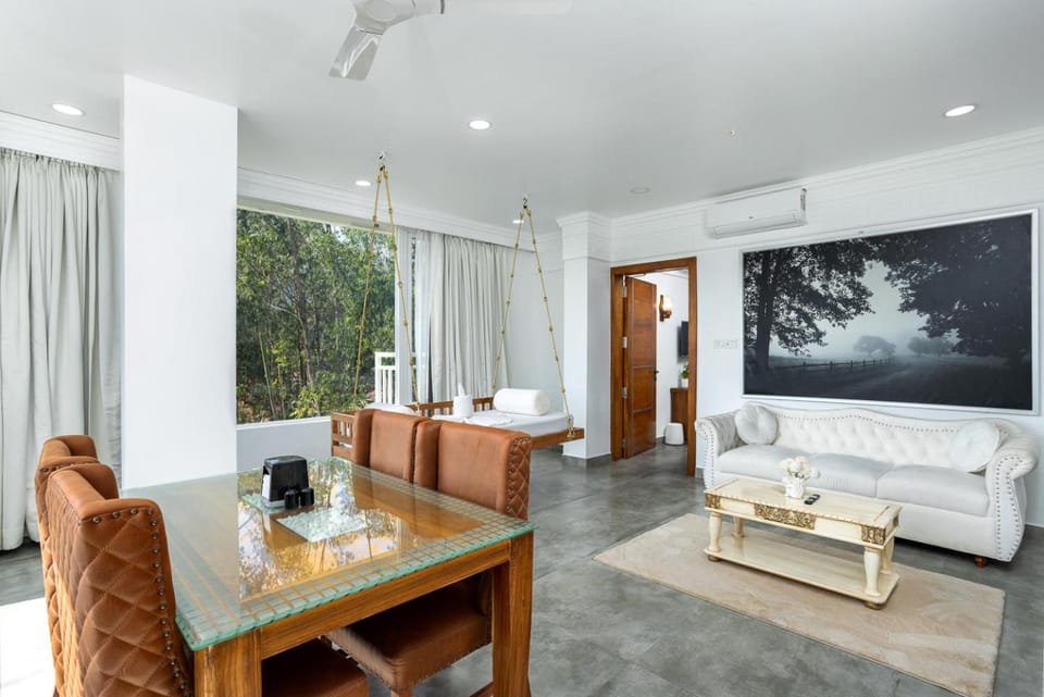 TV and multimedia, Living room, Seating area, Dining area