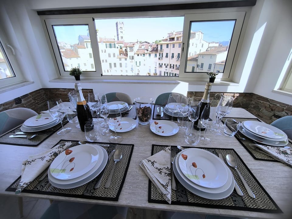 Food and drinks, Dining area, Lunch, Dinner, Drinks