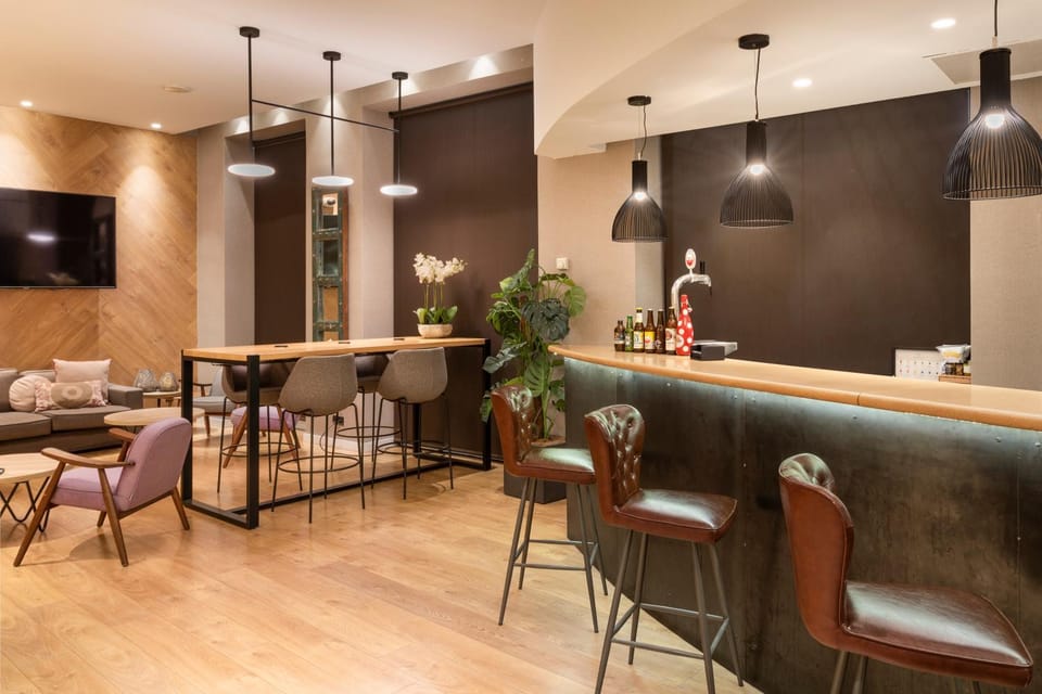 Lounge or bar, Food and drinks, Seating area, Drinks