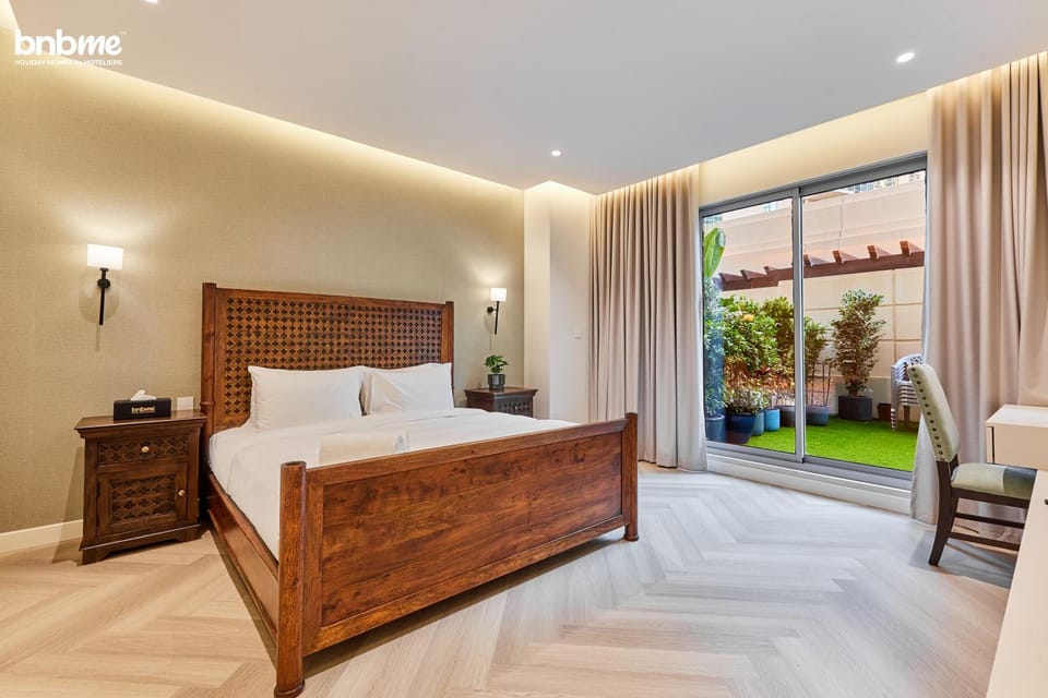 Bed, Seating area, Bedroom, Garden view