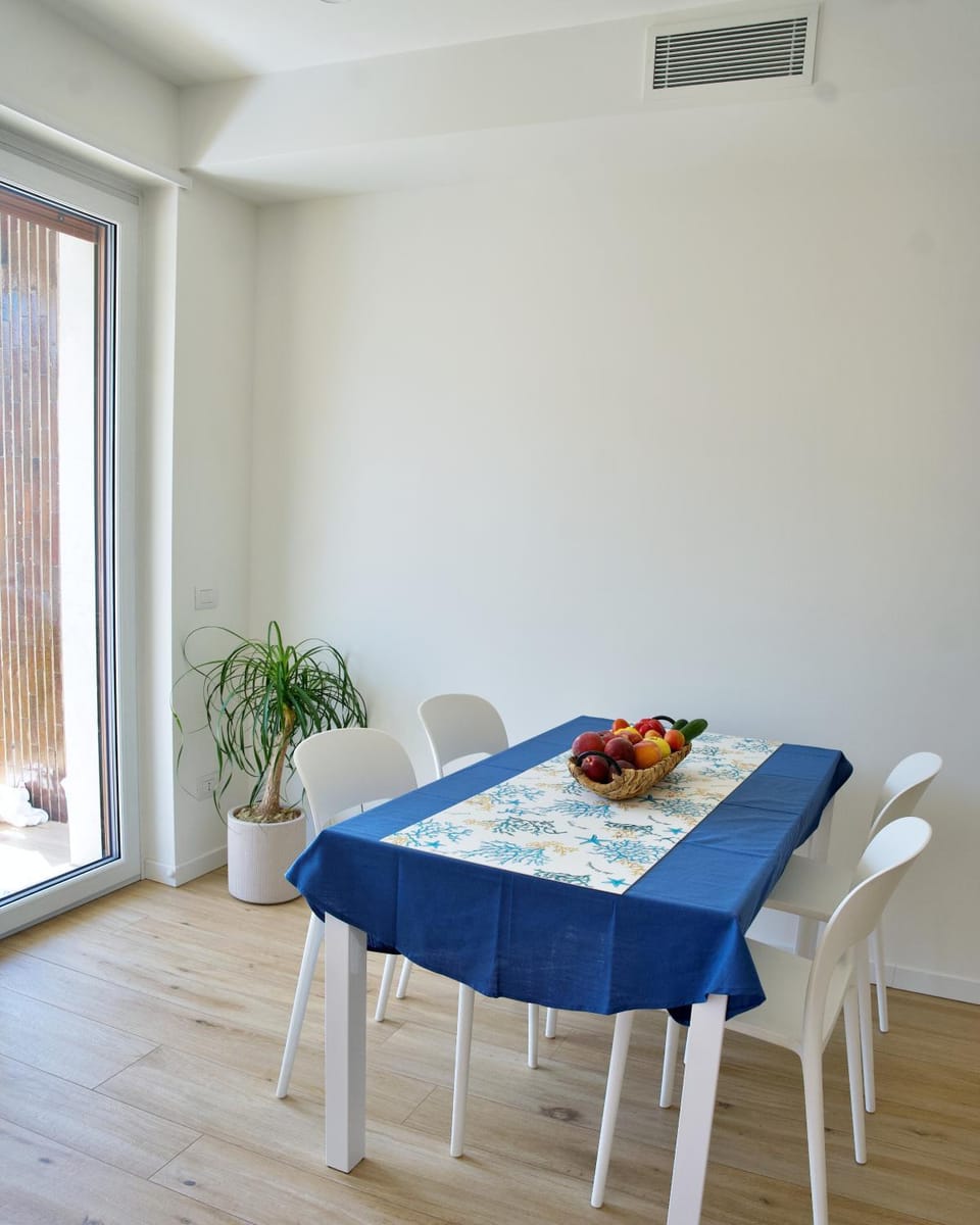 Food and drinks, Seating area, Dining area