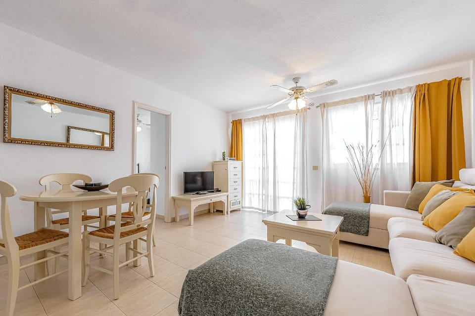 TV and multimedia, Living room, Seating area, Dining area