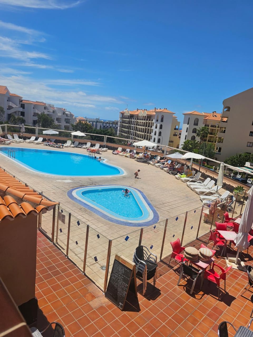Property building, Day, Swimming pool, sunbed
